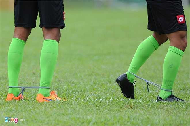 Sau khi khởi động nhẹ, HLV trưởng Stephen Ng Heng Seng đã giao cho các cầu thủ trẻ một bài tập với dây vòng quấn quanh hai cổ chân. 