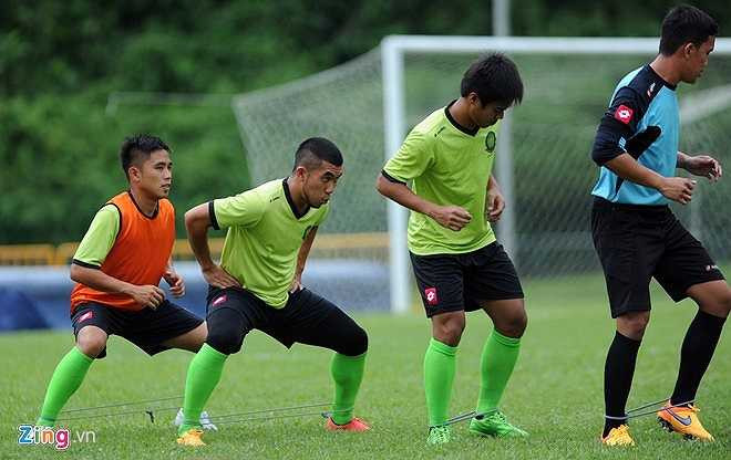 Đây là bài tập đứng tấn, giữ trọng tâm thấp chắc chắn và kéo căng rộng hai chân để có thể đảm bảo sự vững chắc trước đối thủ.