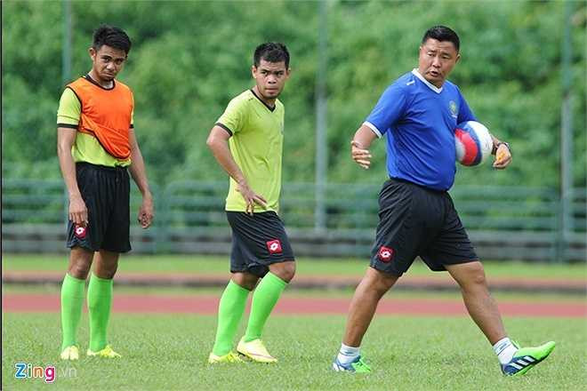 Trong bài tập chính, vị huấn luyện viên trưởng chia đều sân nhà thành chín trọng điểm chính và cho các cầu thủ tập một kèm một chỉ trên phần sân mình.