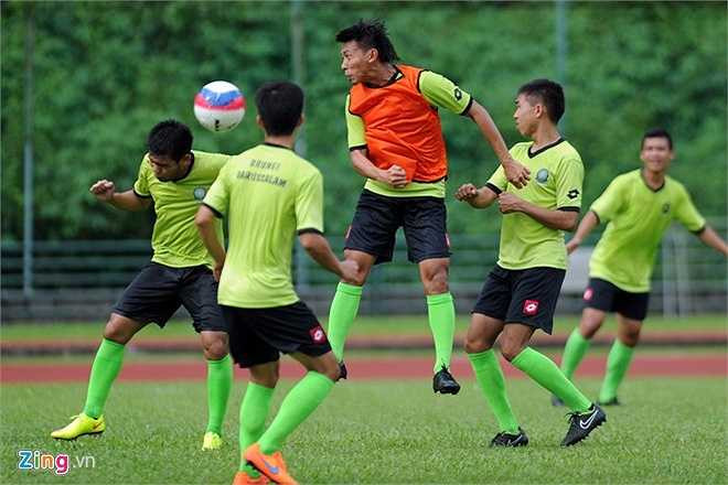 Không chỉ vậy, U23 Brunei còn dành gần 30 phút để tập chống bóng bổng từ các tình huống đá phạt góc ở hai biên và các pha sút phạt ngoài vòng cấm.