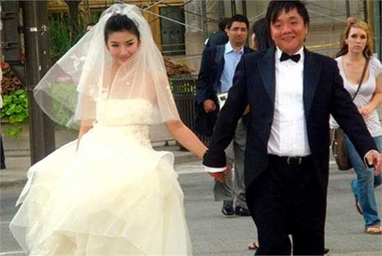 Chuyện đời tư của 'Tiểu Yến Tử' Huỳnh Dịch khá ồn ào, hao tốn nhiều 'giấy mực' của báo giới. Tháng 8/2009, người đẹp bí mật kết hôn với đại gia Khương Khải chỉ sau 41 ngày quen biết. Mãi năm 2010, công chúng mới biết đến cuộc hôn nhân của người đẹp sau khi tấm ảnh cưới của cô bị rò rỉ trên mạng. Tuy nhiên rất nhanh sau đó, cặp vợ chồng này 'đường ai nấy đi'.