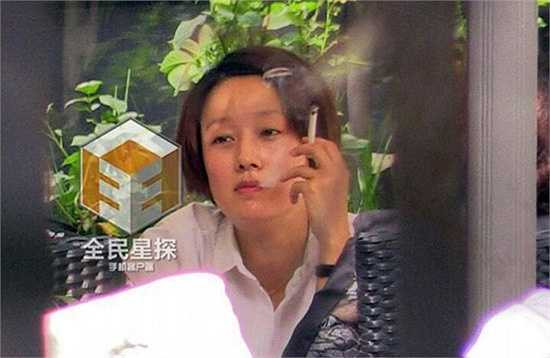 Thế nhưng trong thời điểm Mã Y Lợi mang bầu lần hai, Văn Chương lại 'vụng trộm' với đồng nghiệp - nữ diễn viên Diêu Địch. Sau khi việc ngoại tình bị phanh phui, Văn Chương đã thừa nhận lỗi lầm trên trang cá nhân. Trước lời xin lỗi của chồng, Mã Y Lợi đáp lại khá ngắn gọn trên trang cá nhân: 'Yêu thì dễ nhưng hôn nhân thì không. Hãy trân trọng'.