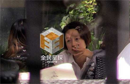 Mới đây, Mã Y Lợi xuất hiện với gương mặt nhợt nhạt, xuống sắc trầm trọng. Cô nàng còn gây sốc khi phì phèo hút thuốc. Nhiều người dự đoán, cuộc sống tình cảm của cô vẫn chưa được yên bình. 