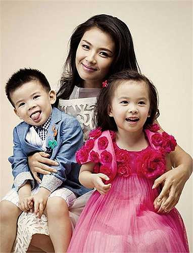 Cuộc sống xa hoa, vương giả của Lưu Đào chẳng kéo dài được bao lâu. Vương Kha kinh doanh thất bại, dẫn đến nợ nần chồng chất. Tưởng chừng cuộc hôn nhân giữa hai người cũng đến bờ vực đổ vỡ. Tuy nhiên, Lưu Đào đã cố gắng sát cánh bên chồng vượt qua khó khăn. Cô quyết định trở lại làng giải trí và đóng phim không ngừng nghỉ để có tài chính chăm lo cho gia đình. (Nguồn: Vietnamnet)