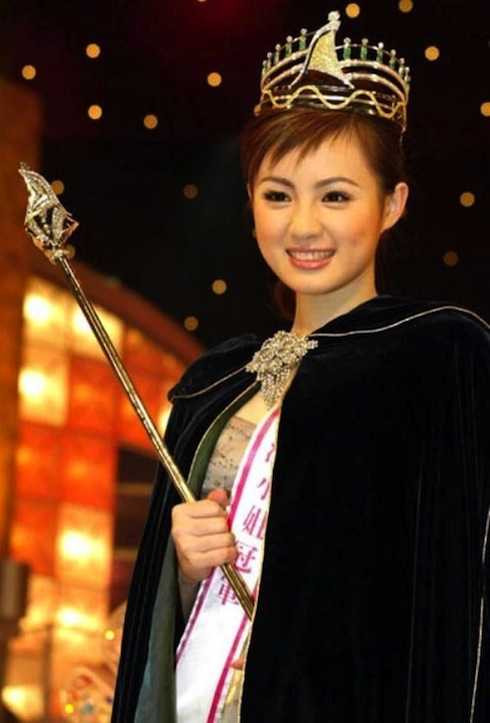 Lữ Tinh Tinh bị lừa tiếp khách và chuốc rượu đến bất tỉnh.