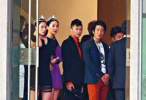 Ifeng từng chụp hình ảnh các Hoa hậu xếp hàng chờ đại gia đến tiếp khách.