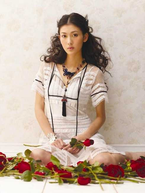 Lý Thể Hoa rời công ty, đền bù hợp đồng vì bị ép phục vụ tình dục.