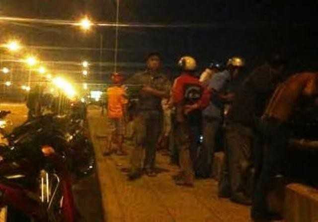 Đôi nam nữ khoá cổ xe, ôm nhau nhảy xuống sông tự tử