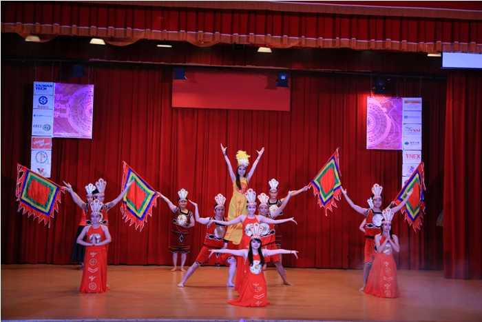 Du học sinh tái hiện truyền thuyết Hùng Vương, giới thiệu văn hóa Việt