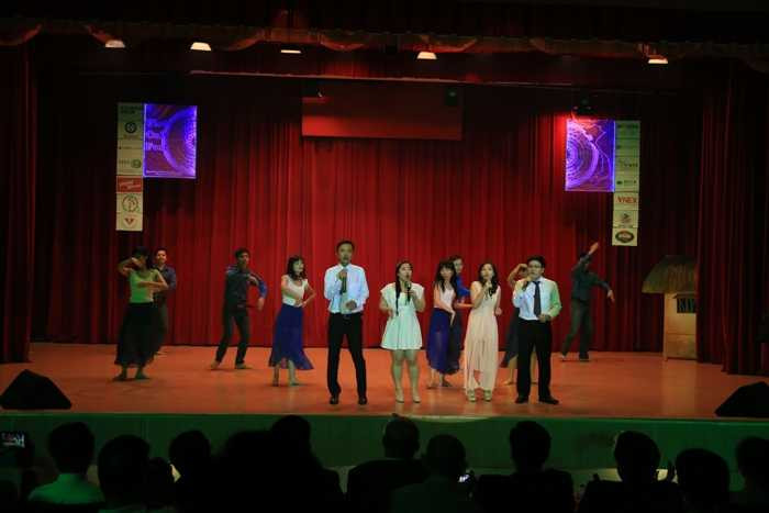 Du học sinh tái hiện truyền thuyết Hùng Vương, giới thiệu văn hóa Việt