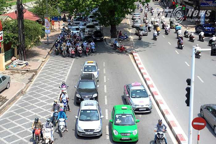 Khổ như đi taxi mùa hè