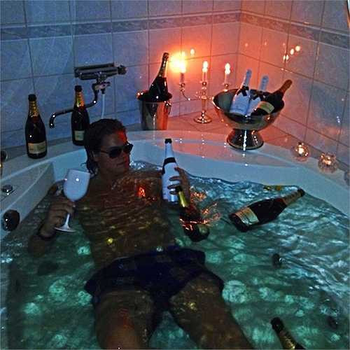 Việc chụp ảnh những bữa tiệc rượu xa xỉ đã không còn là lạ, chưa kể những bồn tắm chứa đầy rượu cũng được đăng tải thường xuyên trên trang Instagram của họ.