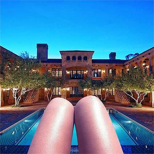 Hầu như trong tất cả các bức ảnh được đăng tải trên trang Instagram của hội con nhà giàu đều không có sự hiện diện của các cô chủ. Tuy nhiên không 'khoe' mặt thì các cô khoe một thứ khác đó là... đùi.