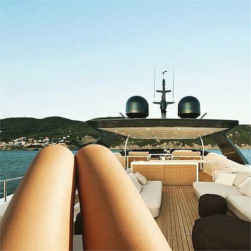 Đây cũng là một cách 'khoe ngầm' của những tiểu thư lắm tiền nhiều của này bởi khi chụp, cảnh nền đều là những nơi cực kỳ sang trọng như trong những biệt thự hoành tráng hoặc trên các siêu du thuyền đắt tiền.