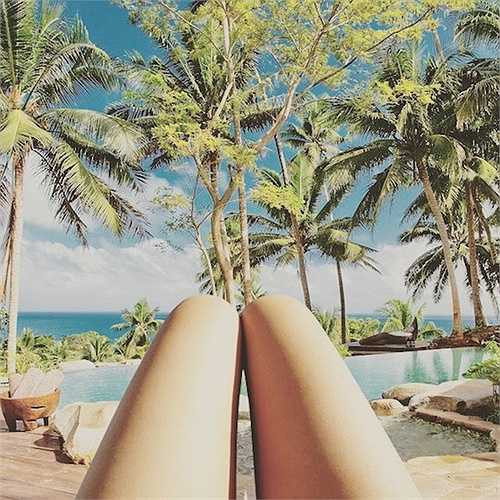 Mỗi lần như vậy người ta cũng ngầm hiểu rằng họ đang được đi du lịch đến nhiều nơi khác nhau, hầu hết đều là những nơi có khung cảnh đẹp như mơ hoặc sang chảnh đến mức không tưởng. (Huyền Trân)