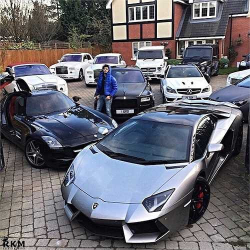 Hình ảnh những chiếc siêu xe sành điệu, bóng loáng xếp thành hàng kèm lời 'than thở' của các cô cậu chủ như: 'Không biết nên chọn em nào để ra ngoài ngày hôm nay đây?' cũng không còn hiếm ở trên mạng.