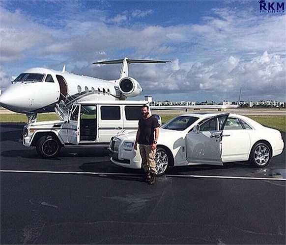 Việc sở hữu hàng loạt chiếc siêu xe đắt tiền như Roll-Royce, Bentley, Ferrari, Lamborgini hay cả máy bay riêng cũng là chuyện đã quá bình thường.