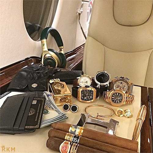 Hội con nhà giàu là những công tử, tiểu thư được bảo bọc, sống trong nhung lụa từ bé, tiền tiêu không phải suy nghĩ.