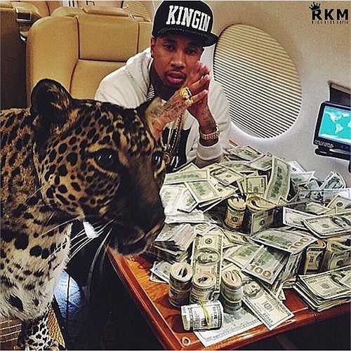 Ngoài việc khoe những thứ tài sản trên, họ không ngần ngại chụp ảnh cả lượng tiền mặt mà họ dùng hằng ngày để đăng trên trang cá nhân của mình.