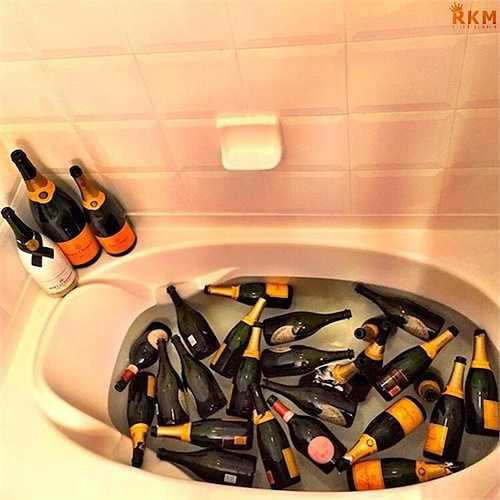 Các cô chủ cậu chủ con nhà giàu còn có một thú vui khác người thường đó là uống và... tắm bằng rượu.