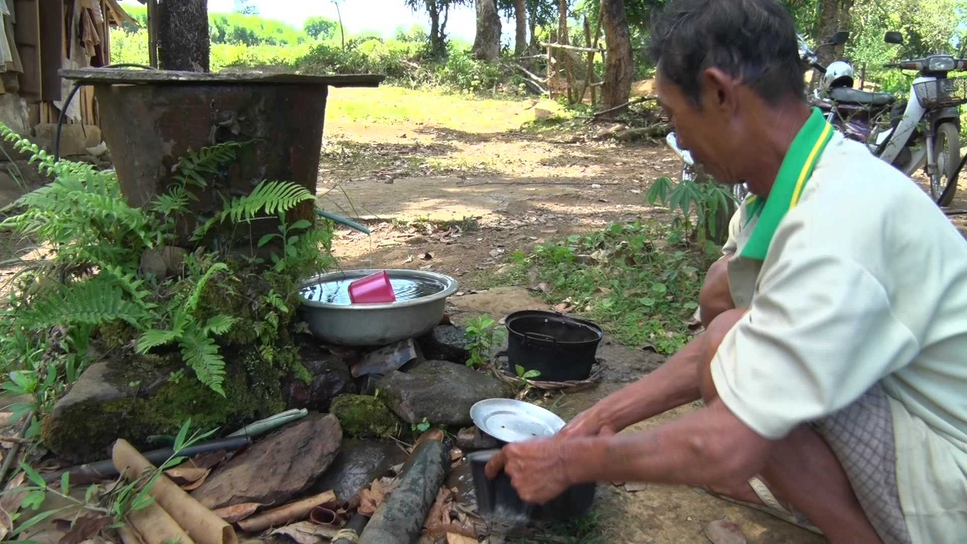 Nắng nóng kỷ lục, dân mua nước giá 'cắt cổ'