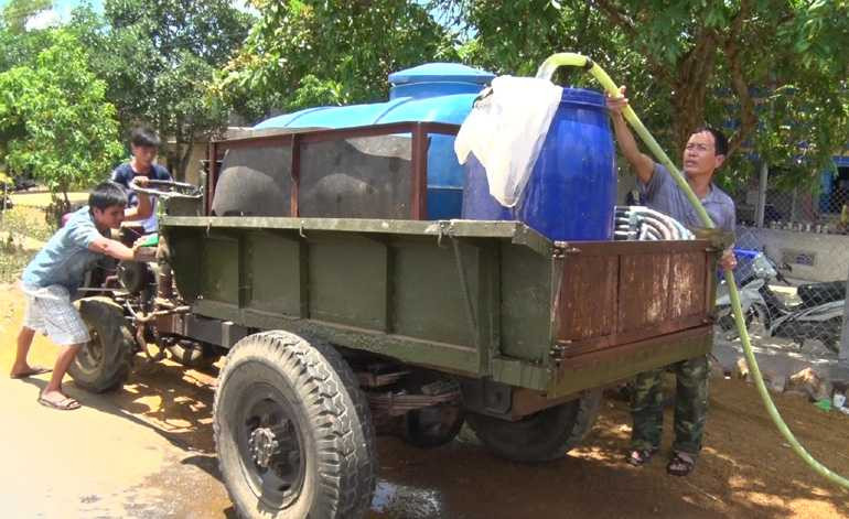 Nắng nóng kỷ lục, dân mua nước giá 'cắt cổ'