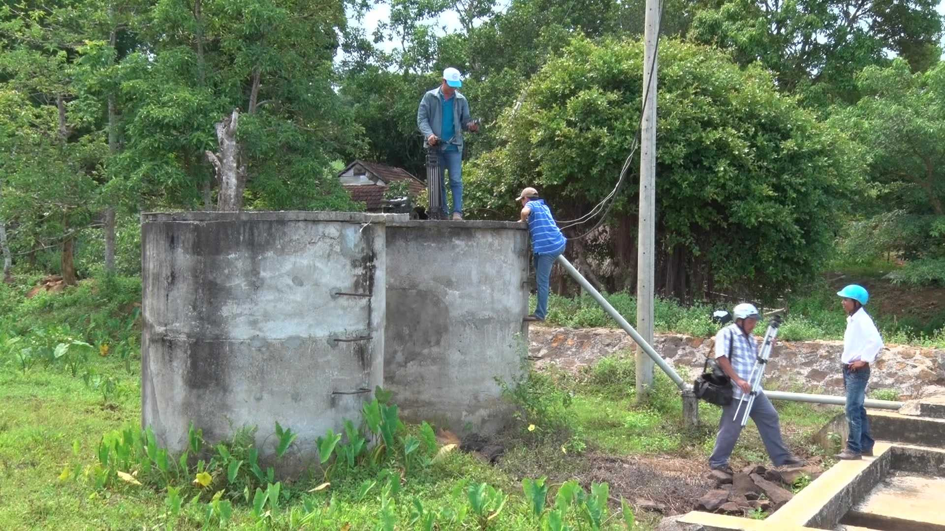 Nắng nóng kỷ lục, dân mua nước giá 'cắt cổ'