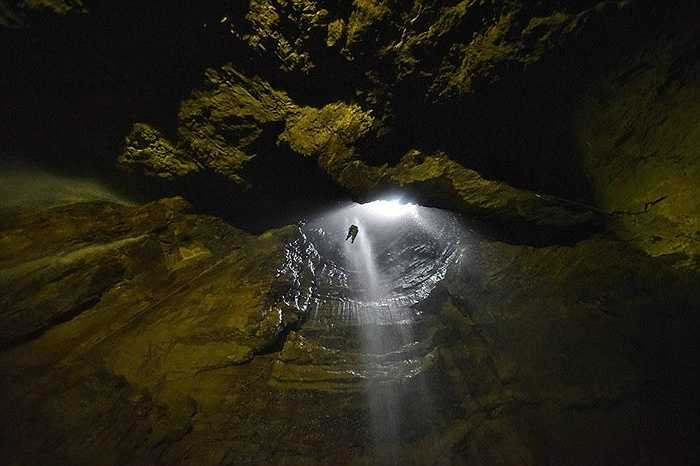 Gaping Gill là hang sâu nhất ở Anh. Hang này nằm ở Yorksie, với độ sâu lên đến 35m vừa được mở cửa đón các vị khách tới tham quan, khám phá
