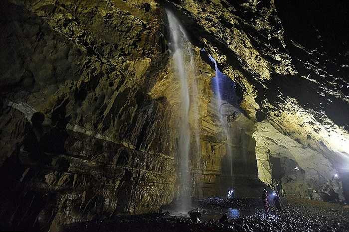 Hang dài 145 mét, rộng 25 mét, sâu 35 mét tức bằng 2 lần chiều cao của thác Niagra ở Nam Mỹ. 