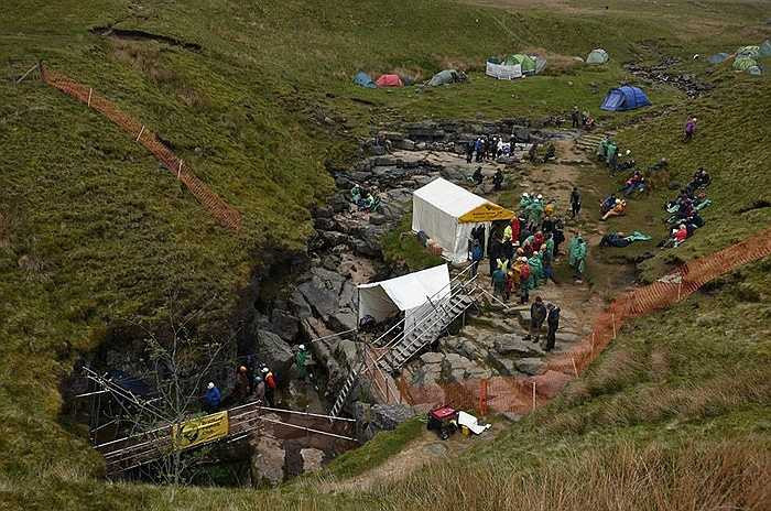 Khu vực dựng lán trại của đội thám hiểm để chuẩn bị xuống khám phá hang Gaping Gill. Mọi người ví khám phá bên trong hang như vào trung tâm của trái đất