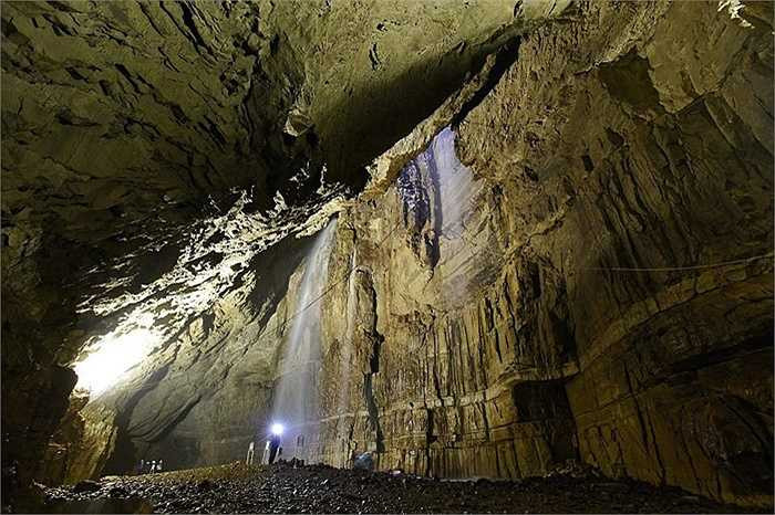 Để khám phá bên trong, mỗi người phải đu sợi dây dài xuống độ sâu hàng chục mét. Gaping Gill thuộc Vườn Quốc gia Yorkshire Dales, nằm ở phía bắc Yorkshire