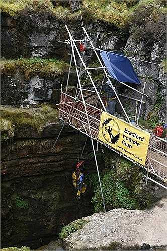 Bên trong hang, cảnh quan rất kỳ thú những khối đá vôi, thạch nhũ với vô số hình dạng lạ mắt