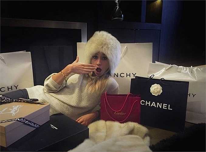 Ngoài sở thích tiệc tùng, đi shopping những món hàng hiệu hay 'đốt tiền' trong các cửa hàng xa xỉ là điều mà những nhân vật này luôn thoải mái thực hiện