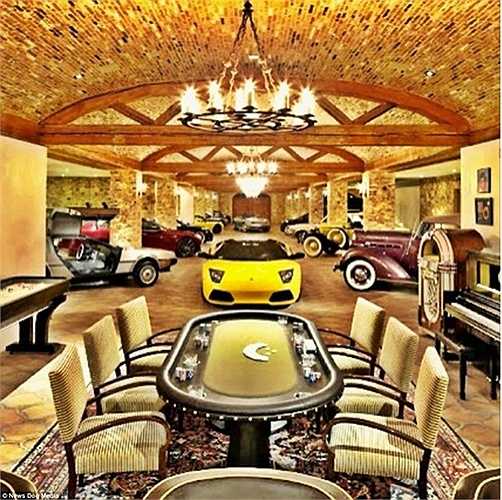Tỷ phú gốc Iran sở hữu rất nhiều siêu xe và chúng được trưng bày tại gara riêng của anh