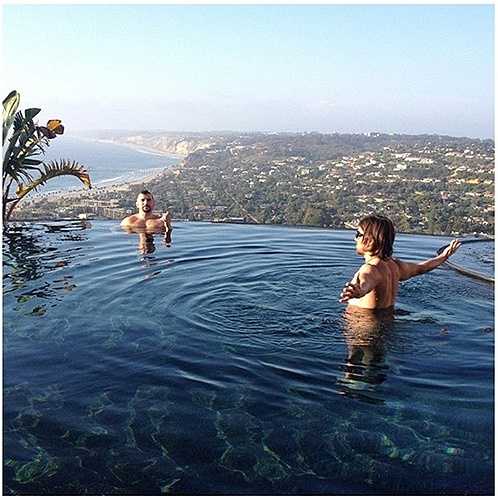 Dan Bilzerian là một dân chơi khét tiếng khác nổi tiếng từ Instagram. Cũng giống như Tony Toutouni, những bức hình được đăng tải của Dan thường xuyên là các buổi tiệc tùng xa xỉ, khu nghỉ dưỡng và cả những cô gái đẹp
