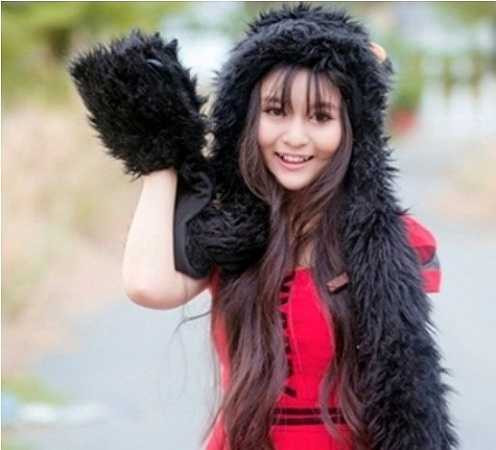 Cô bạn có 9 năm liền là HSG; Danh hiệu Cháu ngoan Bác Hồ cấp thành phố; Học sinh giỏi cấp quận môn Địa; Huy chương đồng cuộc thi Olympic cụm 4 môn Vật lý; Học sinh 3 tích cực…