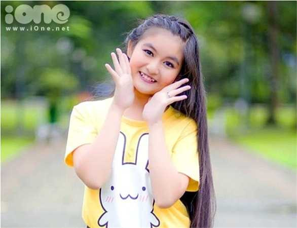 Việc diễn xuất trước ống kính là do Phương Quỳnh tự xem các cô chú, anh chị đi trước diễn rồi học hỏi, chưa học qua trường lớp nào. 