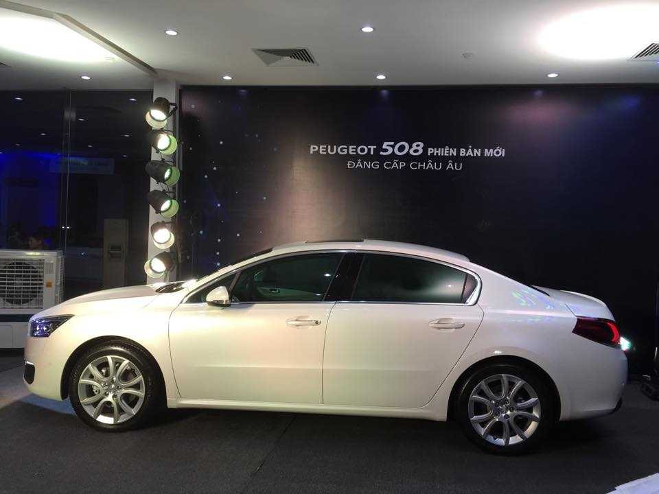 Chiều dài tổng thể dài hơn 38mmm, mang đến cho Peugeot 508 dáng vẻ uy nghi và sang trọng
