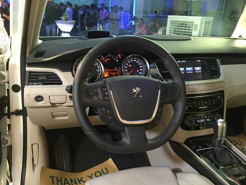 Tay lái tích hợp các nút tính năng như điều chỉnh âm lượng, nghe nhận cuộc gọi, cài đặt thông số xe, cài đặt chế độ tự động và hạn chế tốc độ…