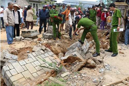 Sập tường rào bằng đá, 2 công nhân chết thảm