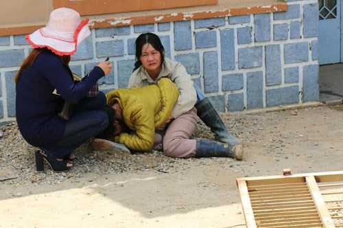 Sập tường rào bằng đá, 2 công nhân chết thảm