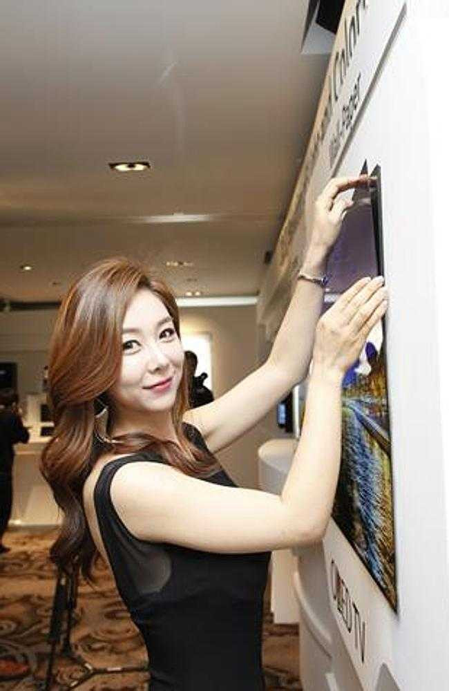 Tivi siêu mỏng, chưa đầy 1mm, đẹp như tranh dán tường