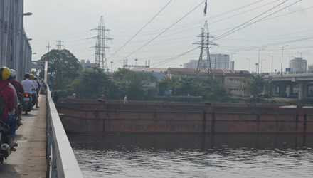 TP.HCM: Giải cứu sà lan hàng trăm tấn mắc kẹt dưới gầm cầu