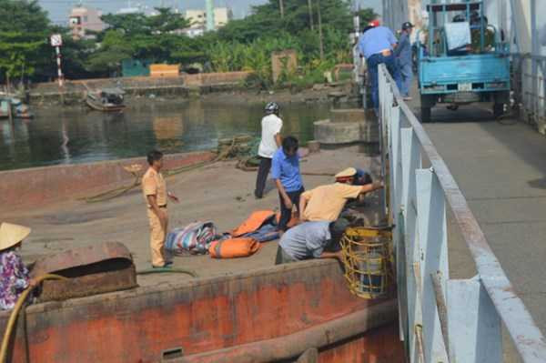 TP.HCM: Giải cứu sà lan hàng trăm tấn mắc kẹt dưới gầm cầu