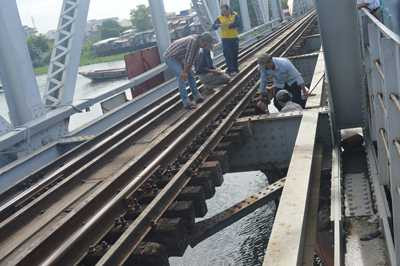 TP.HCM: Giải cứu sà lan hàng trăm tấn mắc kẹt dưới gầm cầu