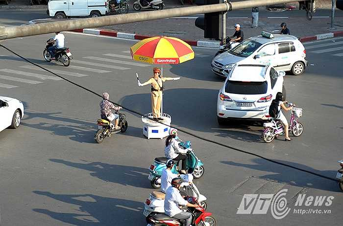 Những ngày này, Thủ đô Hà Nội đang như trong một chảo lửa khổng lồ, cái nóng bỏng rát khiến cho ai nấy cũng muốn nhanh chóng tìm đến nơi có bóng râm để tránh nắng.