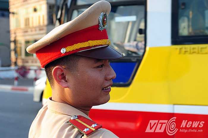 Những giọt mồ hôi túa ra ướt đẫm vai áo và khuôn mặt của các chiến sỹ CSGT.