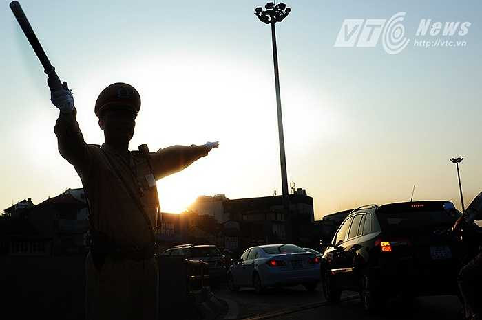 Cuối giờ chiều, khi dòng người hối hả trở về nhà nghỉ ngơi sau một ngày dài làm việc mệt mỏi thì các chiến sỹ CSGT vẫn phải miệt mài đứng chốt phân luồng, đảm bảo cho giao thông được thông suốt tại các điểm nóng, các cửa ngõ thủ đô. (Ảnh: Việt Linh)