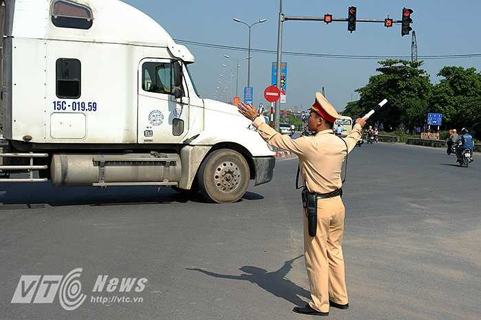 15 giờ chiều ngày 29/5, nhiệt độ ngoài trời có khi lên tới 45 độ C, tại chốt CSGT ở chân cầu Vĩnh Tuy vẫn không thể vắng bóng lực lượng CSGT.