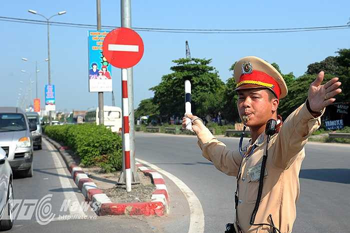 Thiếu úy Trần Đức Thắng, Đội CSGT số 5 – Phòng CSGT đường sắt – đường bộ Công an TP Hà Nội chia sẻ: ‘Nắng nóng nhưng chúng tôi vẫn phải cố gắng làm việc và điều tiết giao thông vì đây là cửa ngõ phía bắc của Thủ đô, lưu lượng giao thông rất lớn, chỉ một chút lơ là cũng có thể gây ra ùn tắc ngay.’